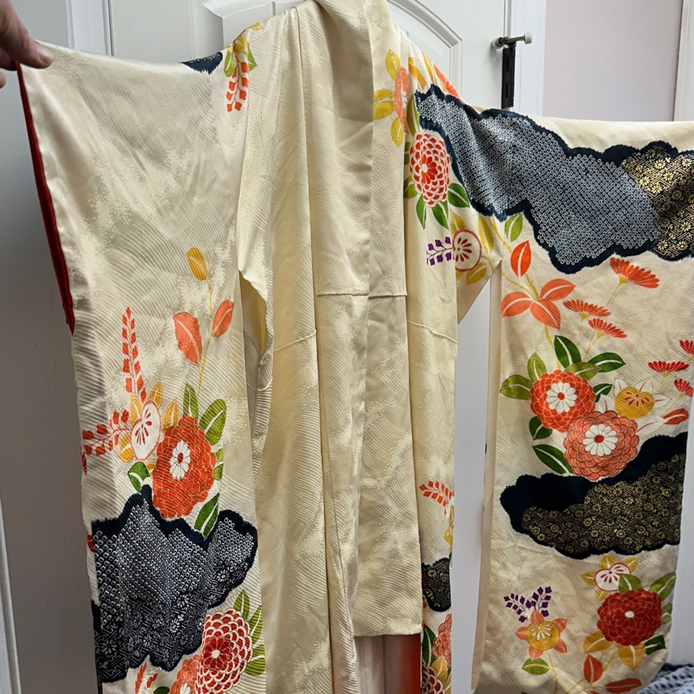 Authentic Silk Floral Kimono with Vibrant Patterns